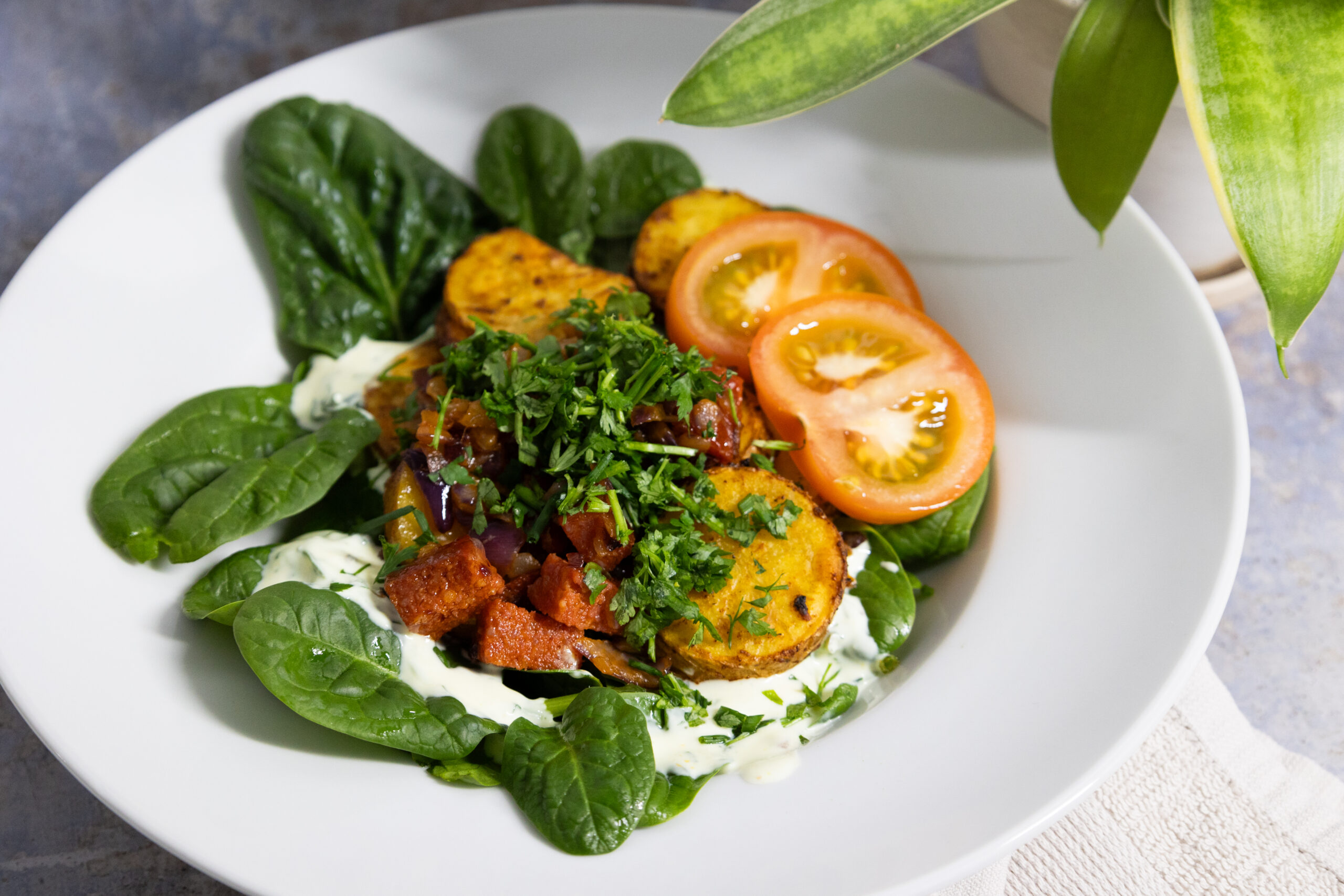 Babyspinat mit Joghurtdressing und Chorizo