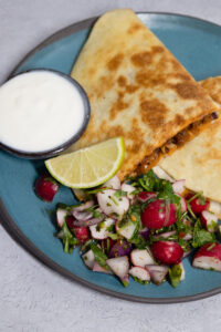Frühlingshafte Quesadilla, serviert mit Radieschensalsa