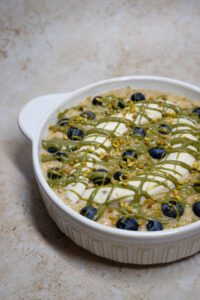 Bananenkuchen mit Heidelbeeren und Pistazienmus