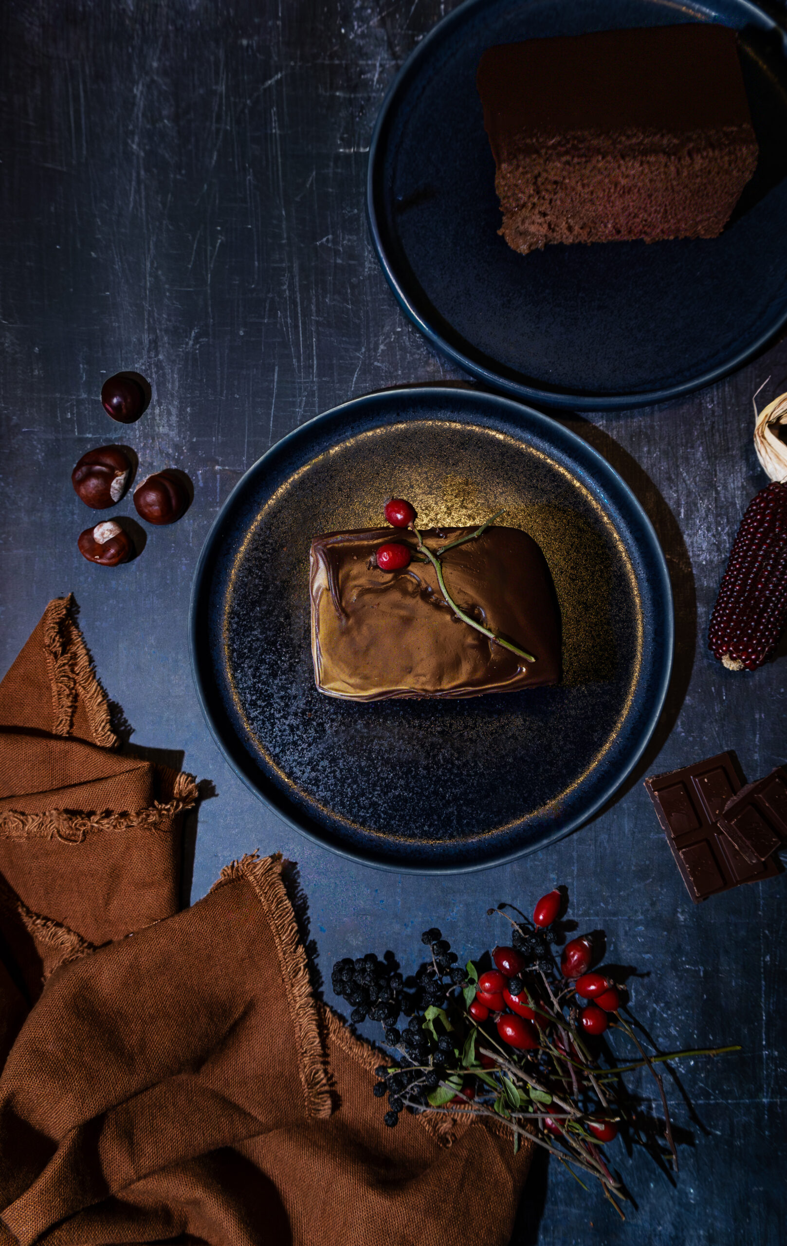 Schokokuchen mit Pumpkin Spice Glasur auf herbstlich dekoriertem Tisch