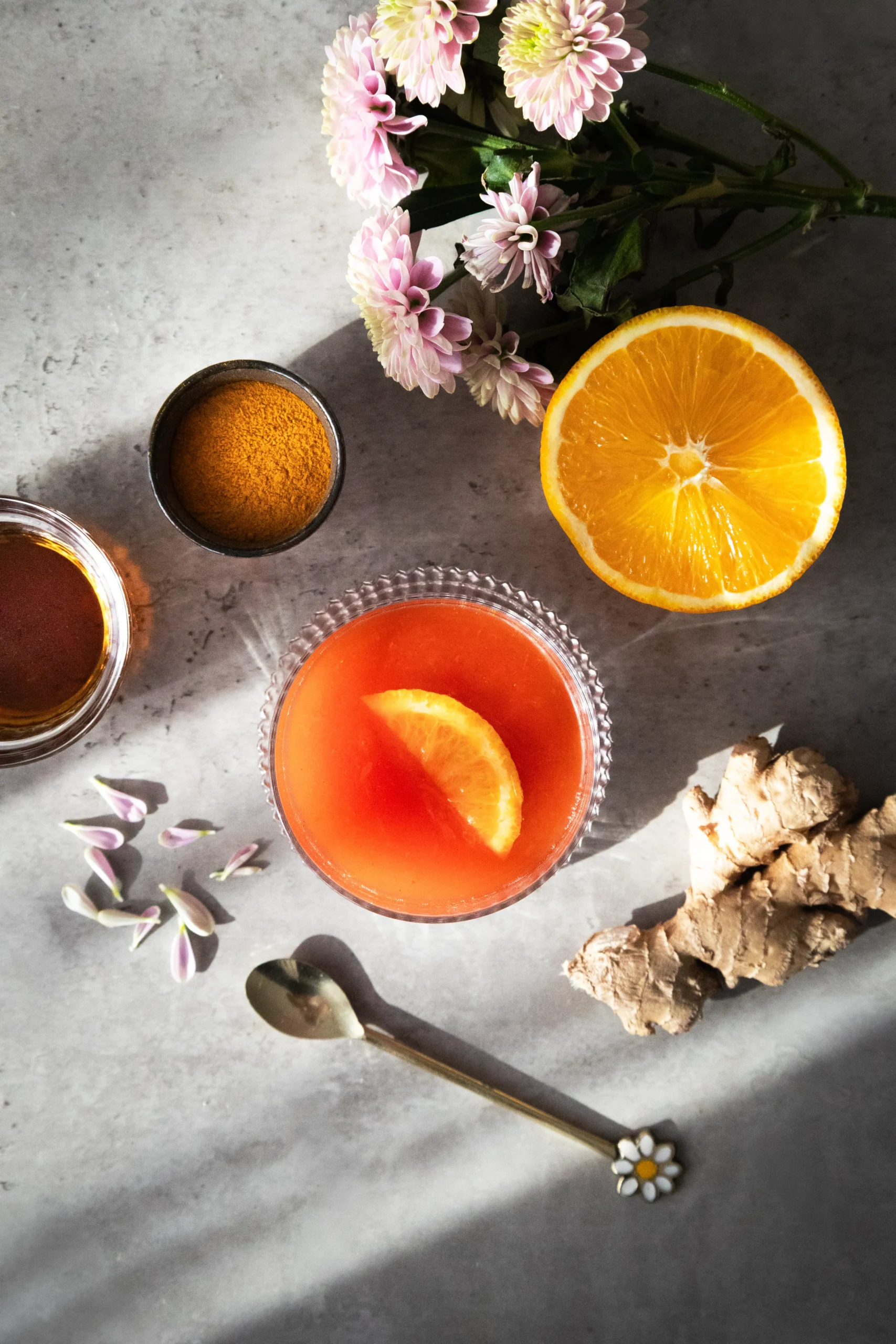 Immun Booster Drink mit Orangensaft, Ingwer, Kurkuma und Ahornsirup