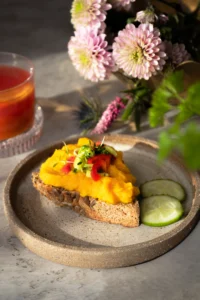 Knuspriges Brot mit Kürbis Kurkuma Aufstrich