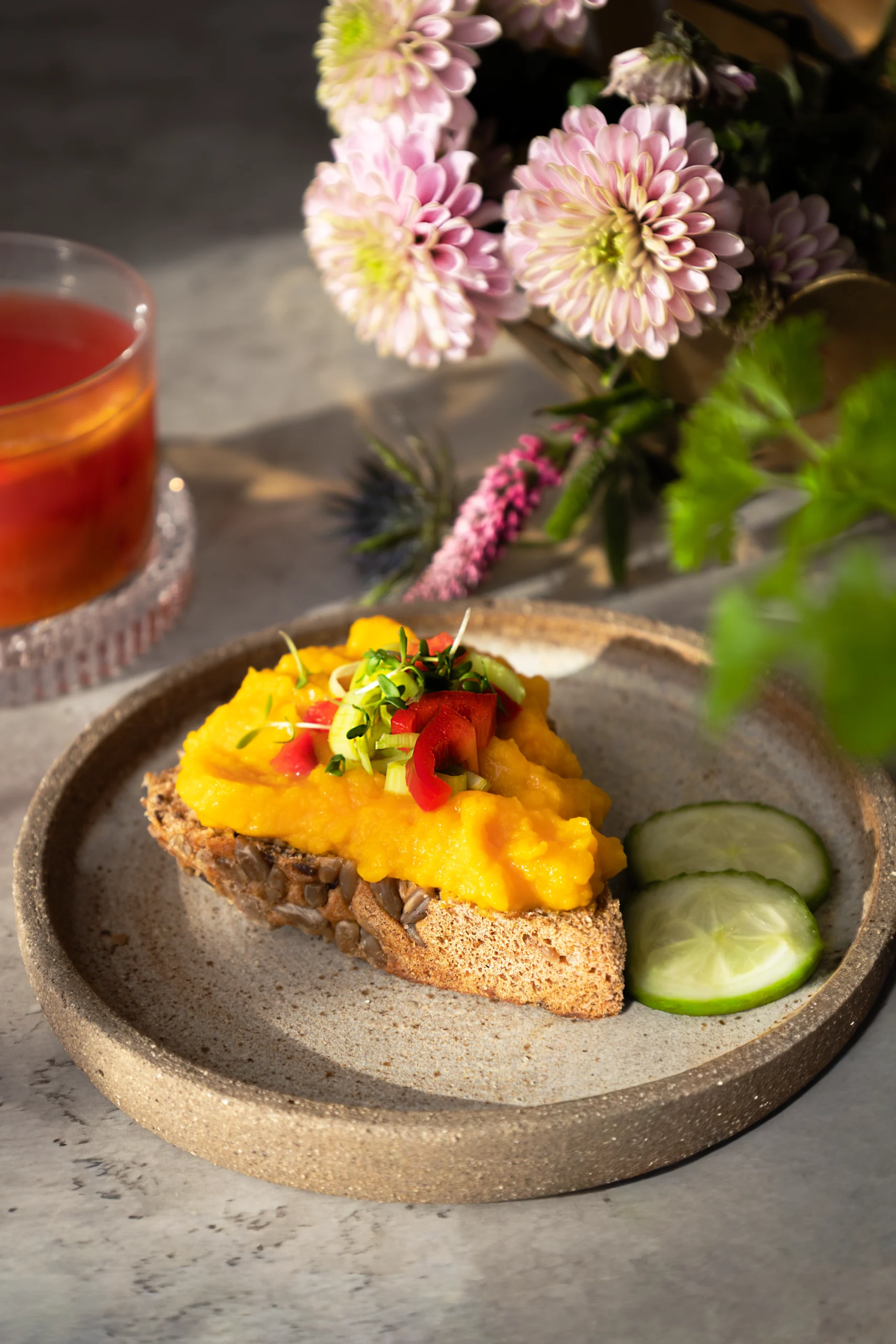 Knuspriges Brot mit Kürbis Kurkuma Aufstrich