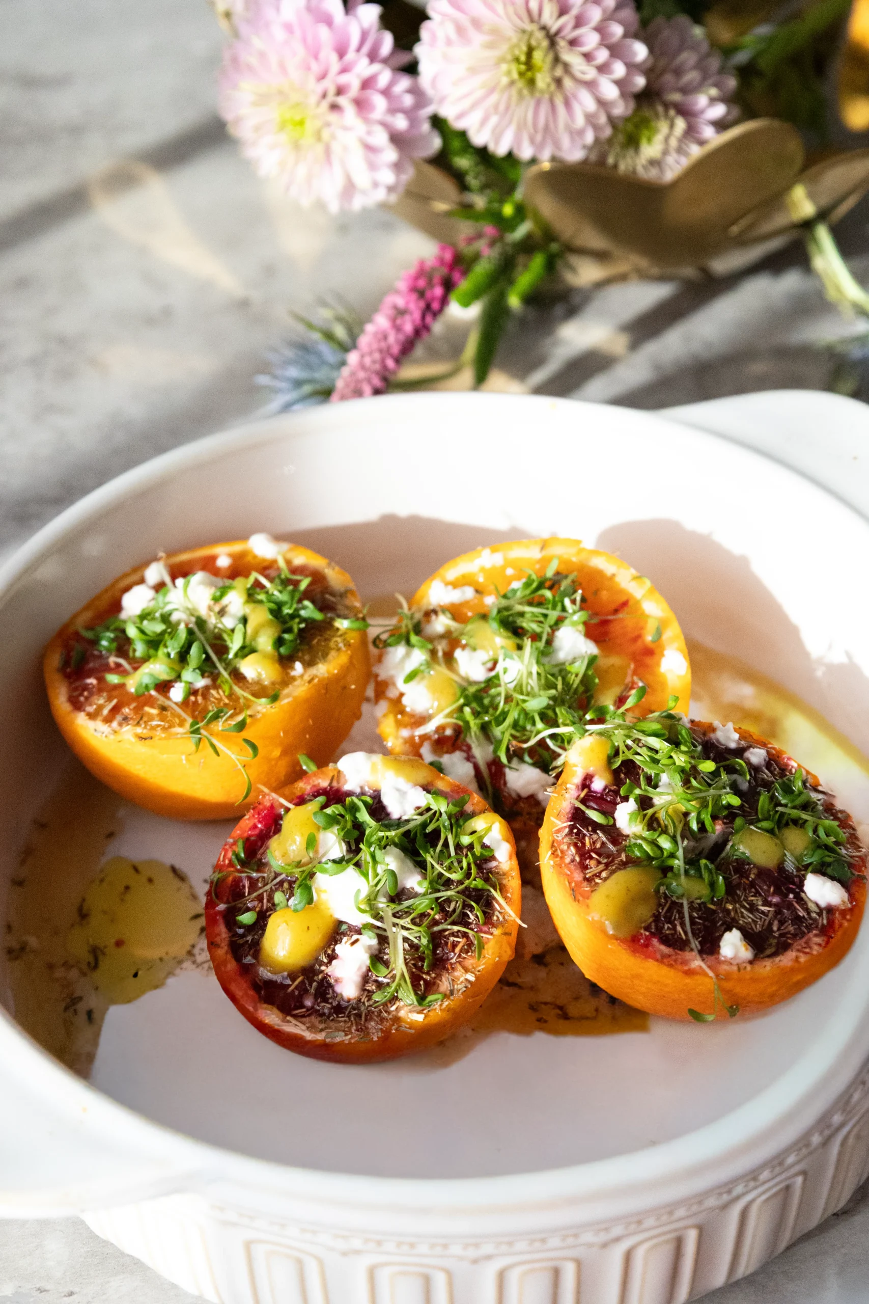 Überbackene Blutorangen mit Kräutern, Ziegenkäse und Chilisauce