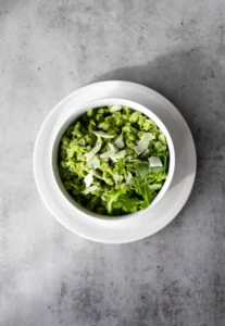 Bärlauchnockerl mit Pecorino in weißer Schüssel angerichtet