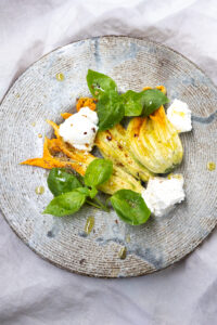 Zucchiniblüten mit Ricotta und Zitrone, beträufelt mit Olivenöl