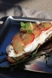 Burrata mit Pfirsich & Thymian auf knusprigem Schwarzbrot