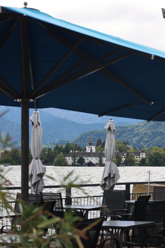 Traunsee mit Blick auf Schloss Ort