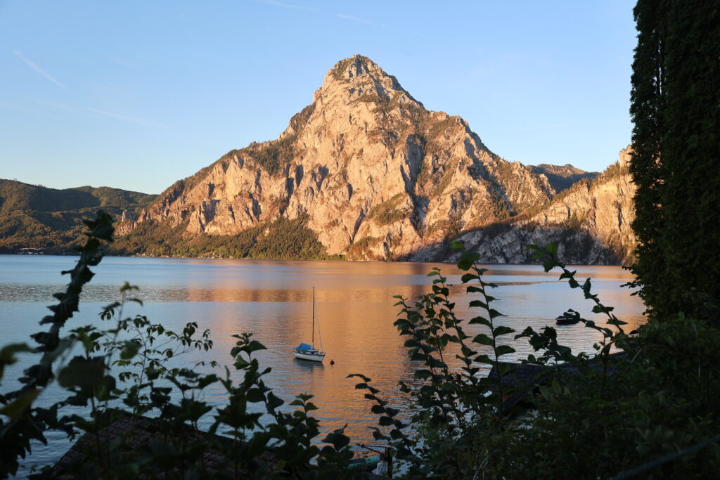 Traunsee mit Traunstein im Abendlicht