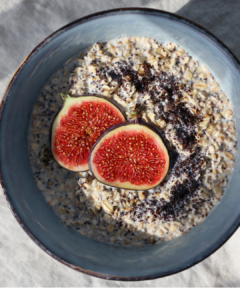 Mohn-Porridge mit Feige und Zimt angerichtet in Broste Copenhagen Schüssel